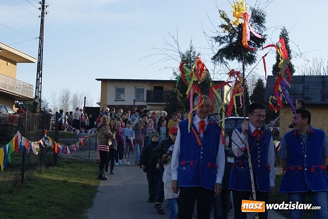 Zdjęcie w galerii na portalu naszwodzislaw.com: W Kolonii Fryderyk przywitali wiosnę tradycyjnym topieniem i paleniem marzanny wiadomości z regionu