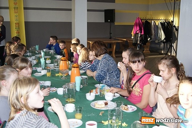 Zdjęcie w galerii na portalu naszwodzislaw.com: W Kolonii Fryderyk przywitali wiosnę tradycyjnym topieniem i paleniem marzanny wiadomości z regionu