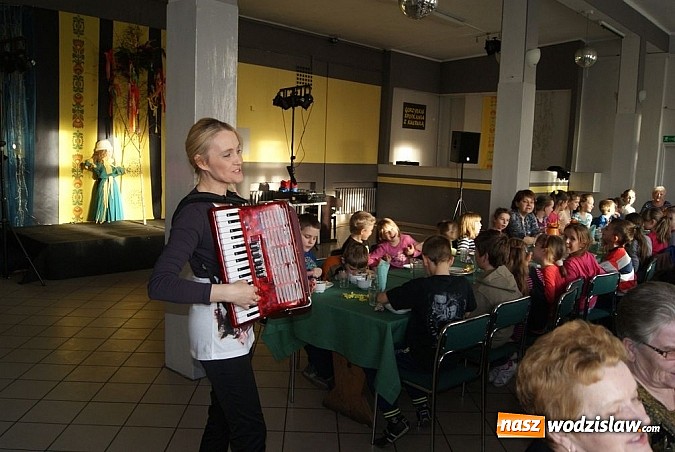 Zdjęcie w galerii na portalu naszwodzislaw.com: W Kolonii Fryderyk przywitali wiosnę tradycyjnym topieniem i paleniem marzanny wiadomości z regionu