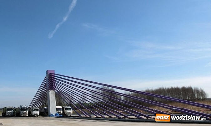Zdjęcie w galerii na portalu naszwodzislaw.com: Ciężarówki o masie 2490 ton na moście w Mszanie nad autostradą A 1 wiadomości z regionu