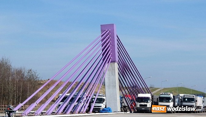 Zdjęcie w galerii na portalu naszwodzislaw.com: Ciężarówki o masie 2490 ton na moście w Mszanie nad autostradą A 1 wiadomości z regionu