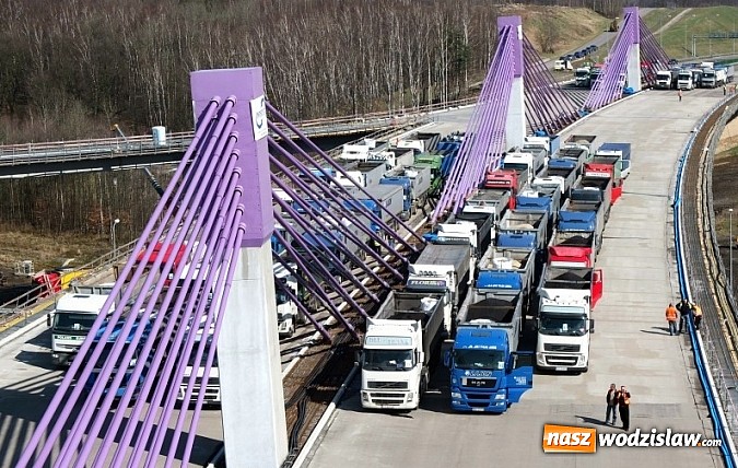 Zdjęcie w galerii na portalu naszwodzislaw.com: Ciężarówki o masie 2490 ton na moście w Mszanie nad autostradą A 1 wiadomości z regionu