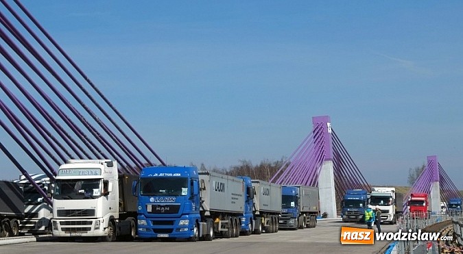 Zdjęcie w galerii na portalu naszwodzislaw.com: Ciężarówki o masie 2490 ton na moście w Mszanie nad autostradą A 1 wiadomości z regionu