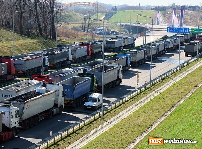 Zdjęcie w galerii na portalu naszwodzislaw.com: Ciężarówki o masie 2490 ton na moście w Mszanie nad autostradą A 1 wiadomości z regionu