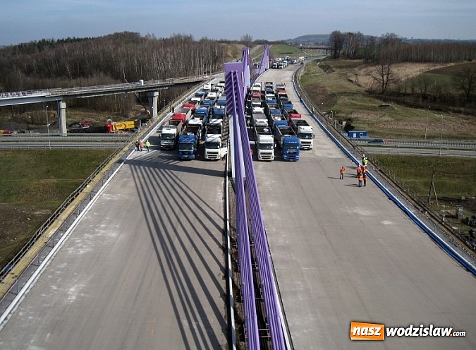 Zdjęcie w galerii na portalu naszwodzislaw.com: Ciężarówki o masie 2490 ton na moście w Mszanie nad autostradą A 1 wiadomości z regionu