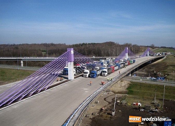 Zdjęcie w galerii na portalu naszwodzislaw.com: Ciężarówki o masie 2490 ton na moście w Mszanie nad autostradą A 1 wiadomości z regionu
