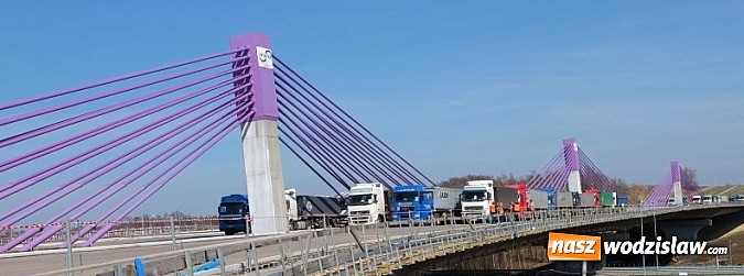 Zdjęcie w galerii na portalu naszwodzislaw.com: Ciężarówki o masie 2490 ton na moście w Mszanie nad autostradą A 1 wiadomości z regionu