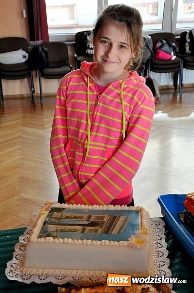 Zdjęcie w galerii na portalu naszwodzislaw.com: Remigiusz Rączka wybrał najlepszy jadalny łuk triumfalny w ZS w Wodzisławiu Śląskim wiadomości z regionu