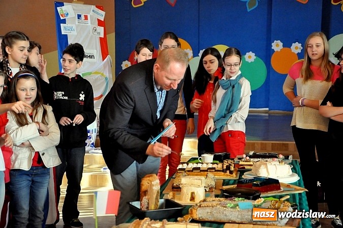 Zdjęcie w galerii na portalu naszwodzislaw.com: Remigiusz Rączka wybrał najlepszy jadalny łuk triumfalny w ZS w Wodzisławiu Śląskim wiadomości z regionu