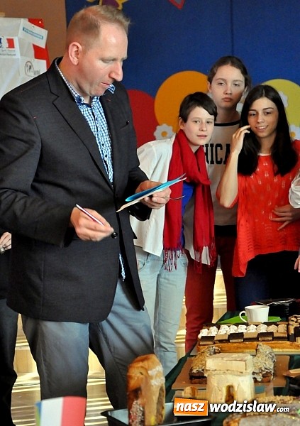 Zdjęcie w galerii na portalu naszwodzislaw.com: Remigiusz Rączka wybrał najlepszy jadalny łuk triumfalny w ZS w Wodzisławiu Śląskim wiadomości z regionu