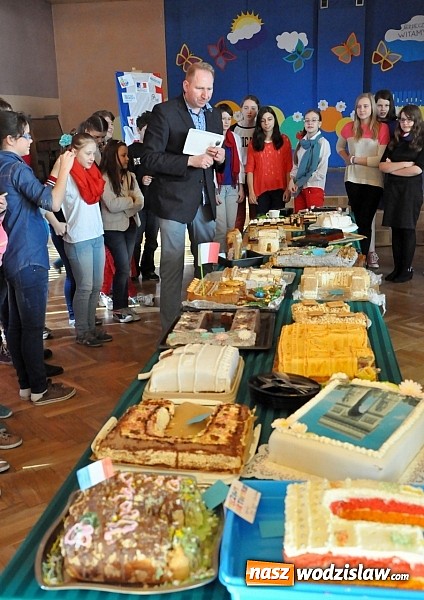 Zdjęcie w galerii na portalu naszwodzislaw.com: Remigiusz Rączka wybrał najlepszy jadalny łuk triumfalny w ZS w Wodzisławiu Śląskim wiadomości z regionu