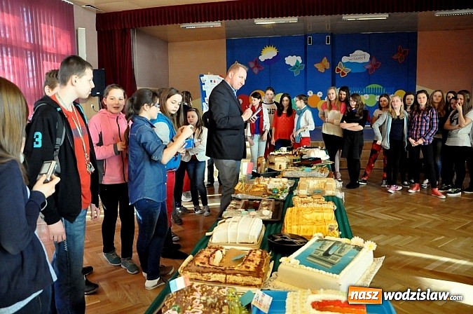 Zdjęcie w galerii na portalu naszwodzislaw.com: Remigiusz Rączka wybrał najlepszy jadalny łuk triumfalny w ZS w Wodzisławiu Śląskim wiadomości z regionu