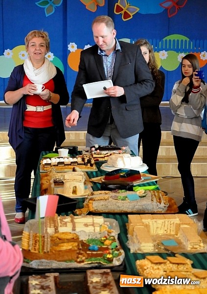 Zdjęcie w galerii na portalu naszwodzislaw.com: Remigiusz Rączka wybrał najlepszy jadalny łuk triumfalny w ZS w Wodzisławiu Śląskim wiadomości z regionu