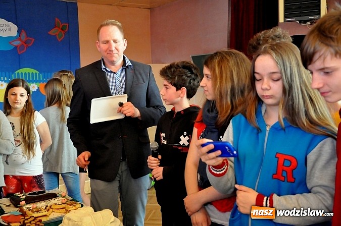 Zdjęcie w galerii na portalu naszwodzislaw.com: Remigiusz Rączka wybrał najlepszy jadalny łuk triumfalny w ZS w Wodzisławiu Śląskim wiadomości z regionu