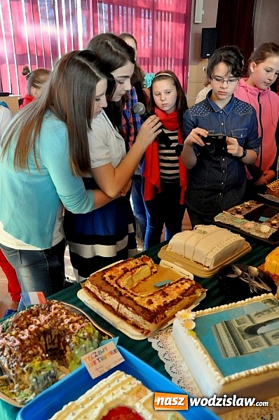 Zdjęcie w galerii na portalu naszwodzislaw.com: Remigiusz Rączka wybrał najlepszy jadalny łuk triumfalny w ZS w Wodzisławiu Śląskim wiadomości z regionu