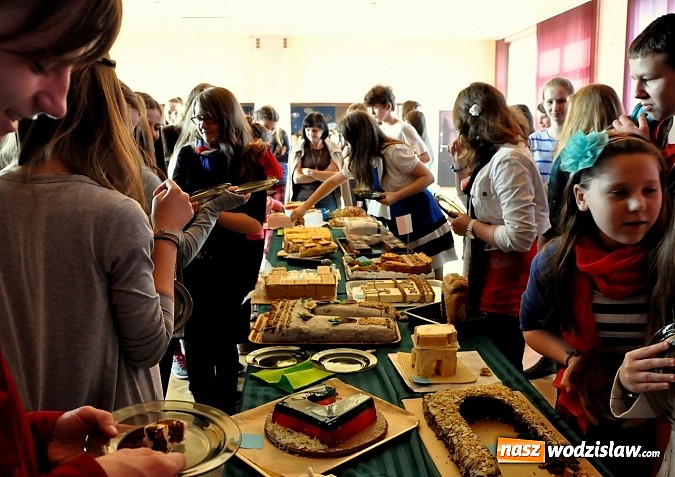Zdjęcie w galerii na portalu naszwodzislaw.com: Remigiusz Rączka wybrał najlepszy jadalny łuk triumfalny w ZS w Wodzisławiu Śląskim wiadomości z regionu