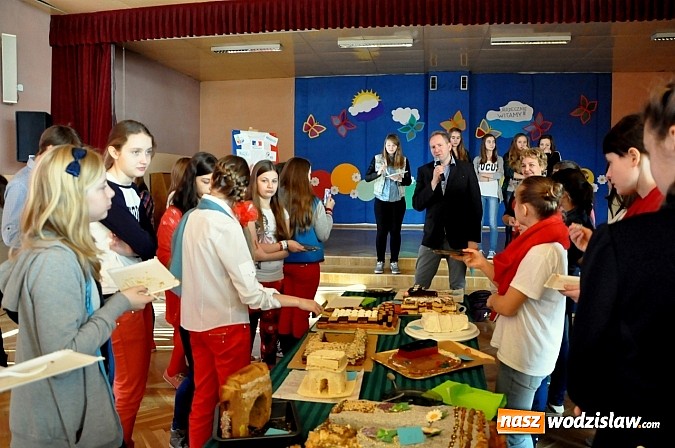 Zdjęcie w galerii na portalu naszwodzislaw.com: Remigiusz Rączka wybrał najlepszy jadalny łuk triumfalny w ZS w Wodzisławiu Śląskim wiadomości z regionu