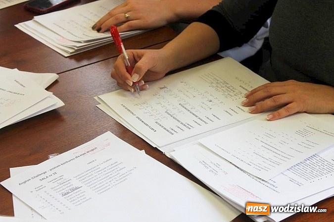 Zdjęcie w galerii na portalu naszwodzislaw.com: Prove your English - gimnazjaliści zmierzyli się w konkursie wiadomości z regionu