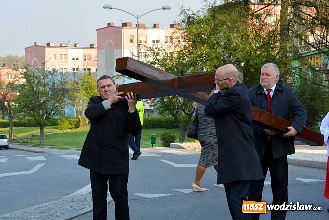 Zdjęcie w galerii na portalu naszwodzislaw.com: Dali świadectwo wiary - Droga Krzyżowa przyciągnęła rzeszę wiernych wiadomości z regionu