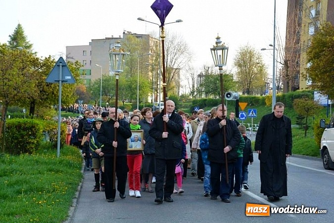 Zdjęcie w galerii na portalu naszwodzislaw.com: Dali świadectwo wiary - Droga Krzyżowa przyciągnęła rzeszę wiernych wiadomości z regionu