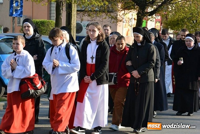 Zdjęcie w galerii na portalu naszwodzislaw.com: Dali świadectwo wiary - Droga Krzyżowa przyciągnęła rzeszę wiernych wiadomości z regionu
