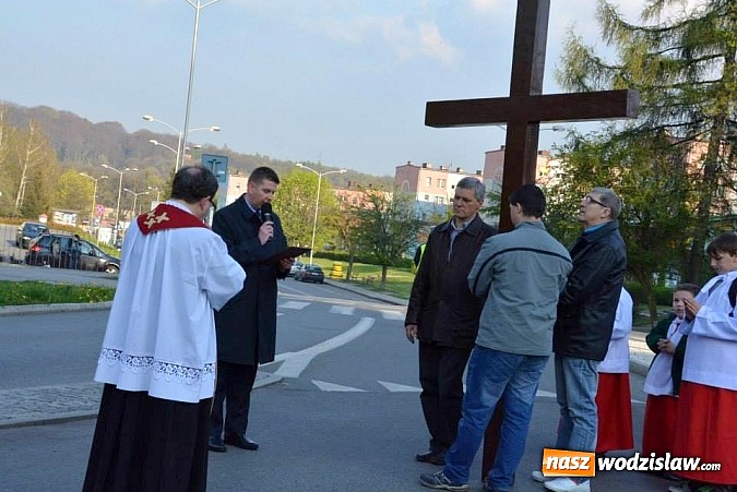 Zdjęcie w galerii na portalu naszwodzislaw.com: Dali świadectwo wiary - Droga Krzyżowa przyciągnęła rzeszę wiernych wiadomości z regionu
