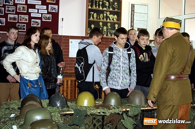Zdjęcie w galerii na portalu naszwodzislaw.com: Dzień Otwarty klasy militarnej wiadomości z regionu