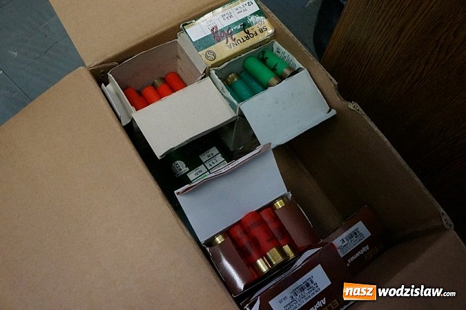 Zdjęcie w galerii na portalu naszwodzislaw.com: Narkotyki i broń w wynajmowanym mieszkaniu  wiadomości z regionu