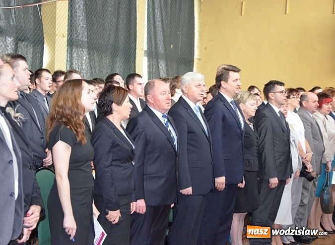 Zdjęcie w galerii na portalu naszwodzislaw.com: Ostatni dzwonek, czyli pożegnanie uczniów klas maturalnych  wiadomości z regionu