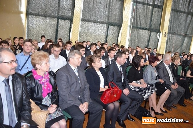 Zdjęcie w galerii na portalu naszwodzislaw.com: Ostatni dzwonek, czyli pożegnanie uczniów klas maturalnych  wiadomości z regionu