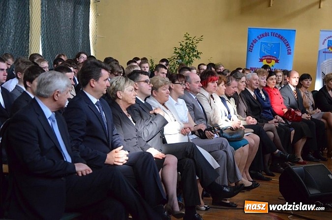 Zdjęcie w galerii na portalu naszwodzislaw.com: Ostatni dzwonek, czyli pożegnanie uczniów klas maturalnych  wiadomości z regionu