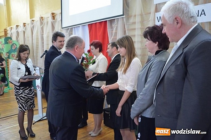 Zdjęcie w galerii na portalu naszwodzislaw.com: Ostatni dzwonek, czyli pożegnanie uczniów klas maturalnych  wiadomości z regionu