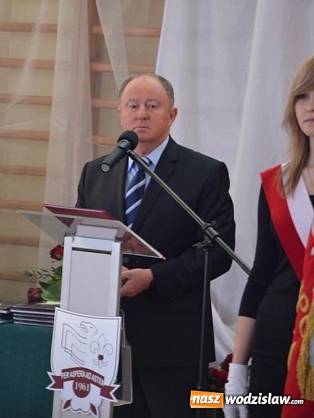 Zdjęcie w galerii na portalu naszwodzislaw.com: Ostatni dzwonek, czyli pożegnanie uczniów klas maturalnych  wiadomości z regionu