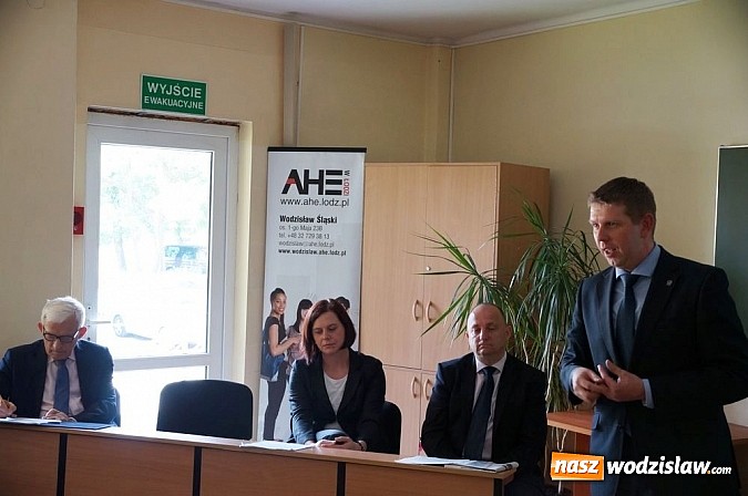 Zdjęcie w galerii na portalu naszwodzislaw.com: Jerzy Buzek na spotkaniu w Wodzisławiu Śląskim. Wsp&oacute;łpraca, czy to się opłaca? wiadomości z regionu