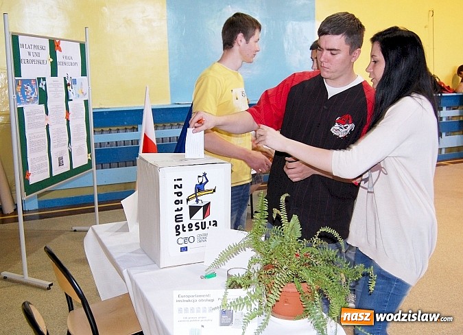 Zdjęcie w galerii na portalu naszwodzislaw.com: W Pszowie młodzi poszli na wybory! wiadomości z regionu