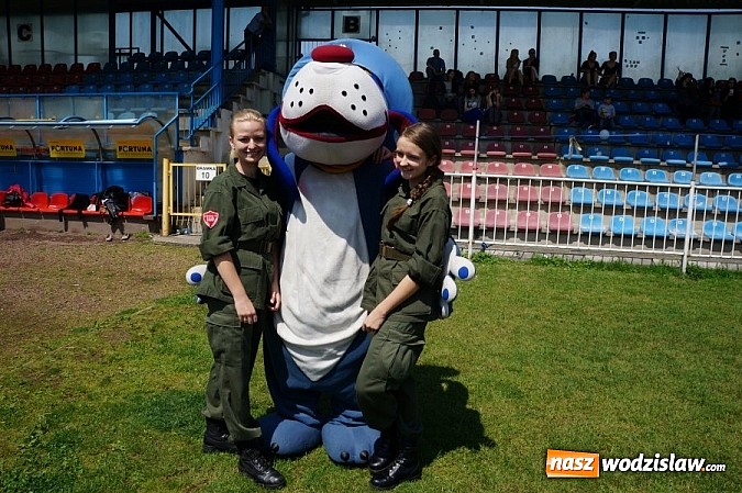 Zdjęcie w galerii na portalu naszwodzislaw.com: Targi edukacyjne przyciągnęły uczniów na stadion wiadomości z regionu