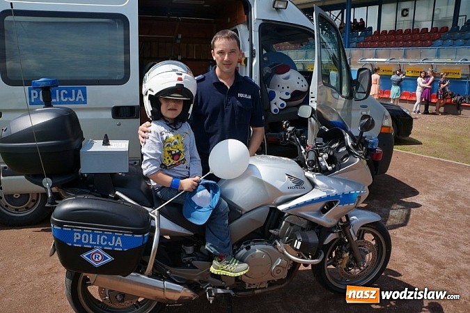 Zdjęcie w galerii na portalu naszwodzislaw.com: Targi edukacyjne przyciągnęły uczniów na stadion wiadomości z regionu