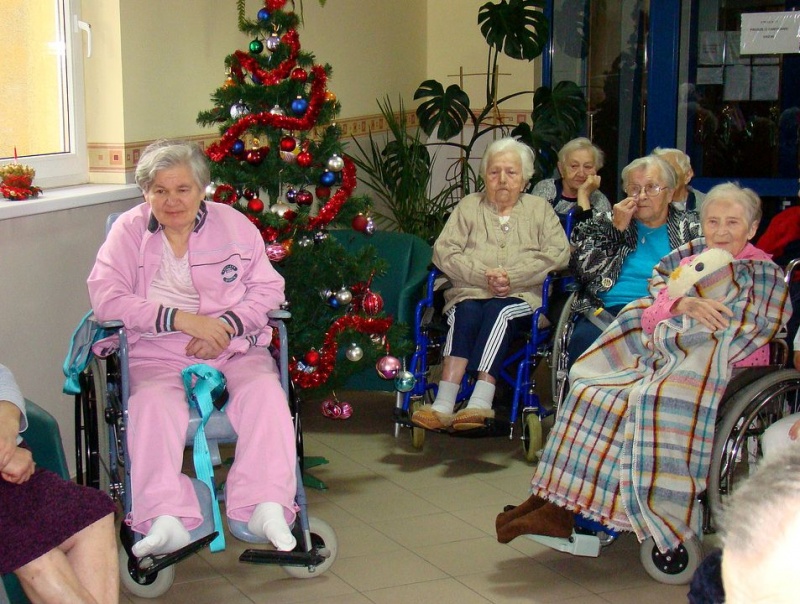 Zdjęcie w galerii na portalu naszwodzislaw.com: Ucieszyły ich odwiedziny młodych wiadomości z regionu