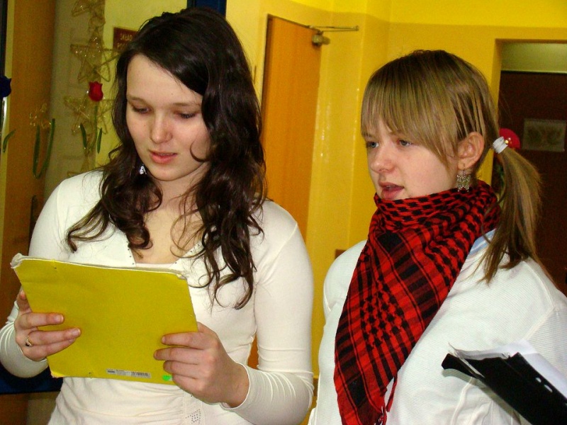 Zdjęcie w galerii na portalu naszwodzislaw.com: Ucieszyły ich odwiedziny młodych wiadomości z regionu