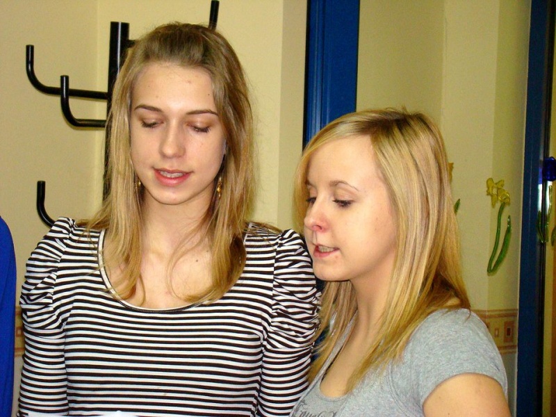 Zdjęcie w galerii na portalu naszwodzislaw.com: Ucieszyły ich odwiedziny młodych wiadomości z regionu