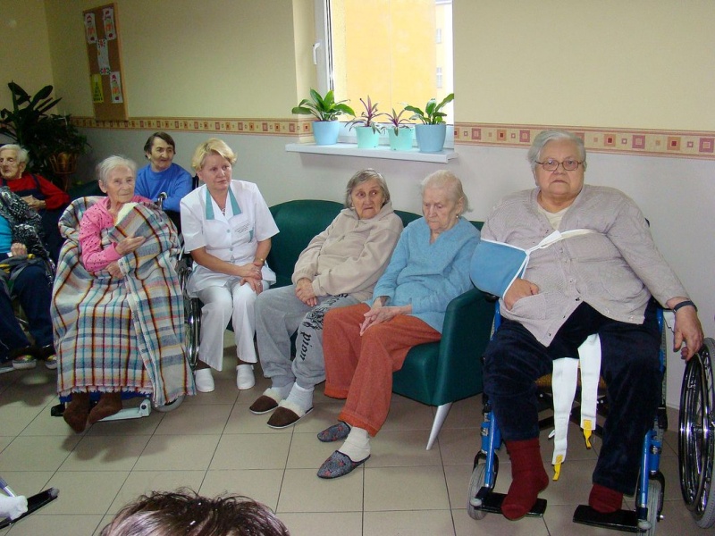 Zdjęcie w galerii na portalu naszwodzislaw.com: Ucieszyły ich odwiedziny młodych wiadomości z regionu