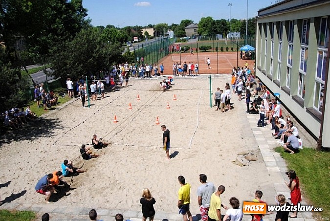 Zdjęcie w galerii na portalu naszwodzislaw.com: III Miting Sportowy - uczniowie rywalizowali w barwach państw Mistrzostw Świata wiadomości z regionu
