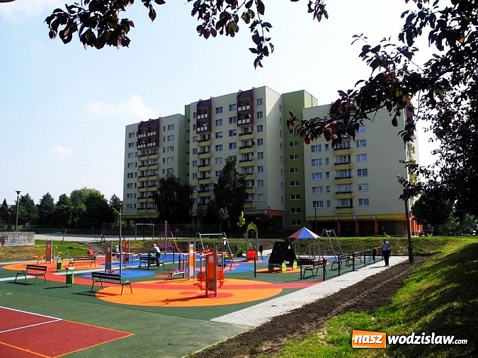 Zdjęcie w galerii na portalu naszwodzislaw.com: Kolejny plac zabaw w mieście wiadomości z regionu