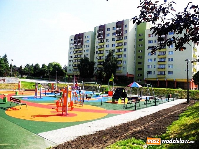 Zdjęcie w galerii na portalu naszwodzislaw.com: Kolejny plac zabaw w mieście wiadomości z regionu