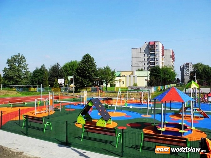 Zdjęcie w galerii na portalu naszwodzislaw.com: Kolejny plac zabaw w mieście wiadomości z regionu
