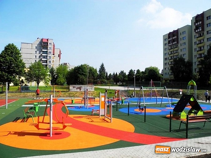 Zdjęcie w galerii na portalu naszwodzislaw.com: Kolejny plac zabaw w mieście wiadomości z regionu