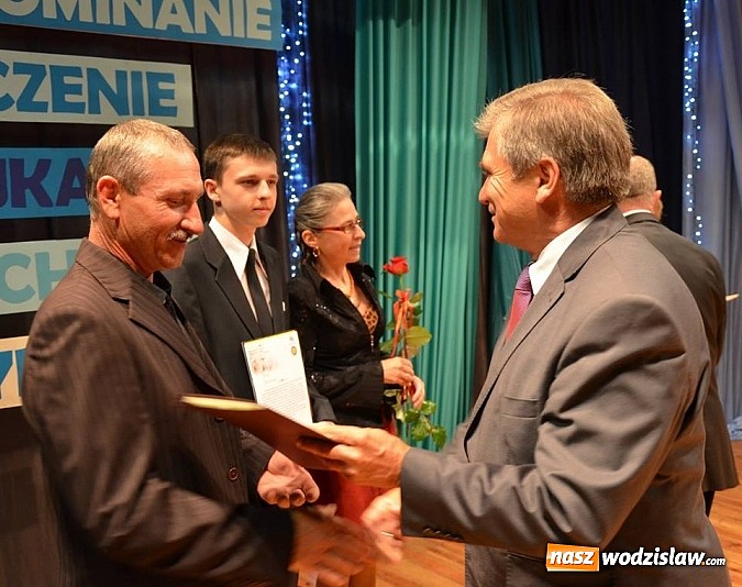 Zdjęcie w galerii na portalu naszwodzislaw.com:   Najlepsi absolwenci uhonorowani stypendiami  wiadomości z regionu