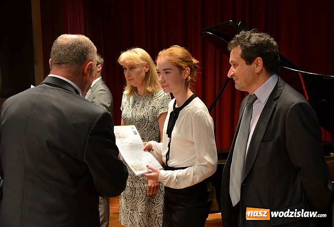 Zdjęcie w galerii na portalu naszwodzislaw.com:   Najlepsi absolwenci uhonorowani stypendiami  wiadomości z regionu