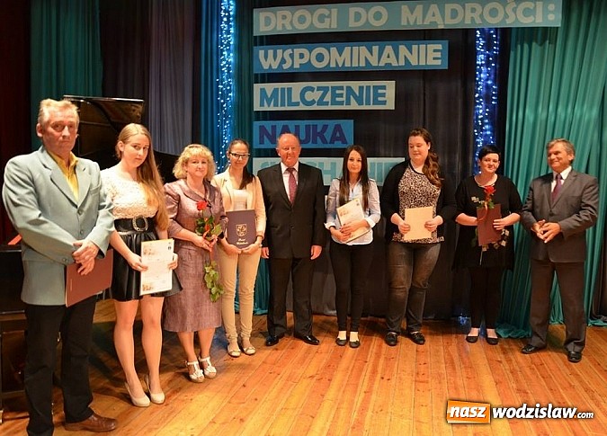 Zdjęcie w galerii na portalu naszwodzislaw.com:   Najlepsi absolwenci uhonorowani stypendiami  wiadomości z regionu