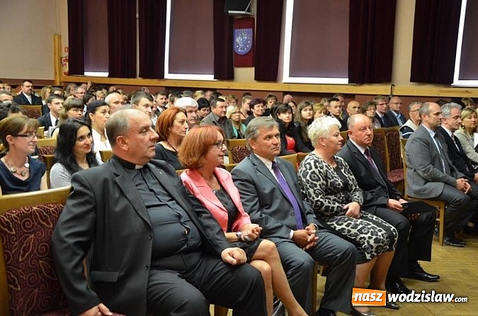 Zdjęcie w galerii na portalu naszwodzislaw.com:   Najlepsi absolwenci uhonorowani stypendiami  wiadomości z regionu